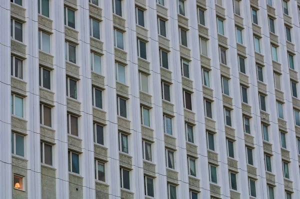 Mehrere Fenster Einem Gebäude Mit Einem Beleuchteten Fenster — Stockfoto