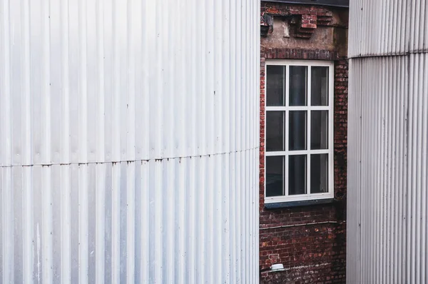 Altes Holzfenster Mit Roten Gebäuden — Stockfoto