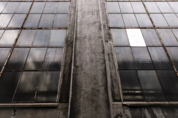 Blick Die Dunklen Fabrikfenster — Stockfoto