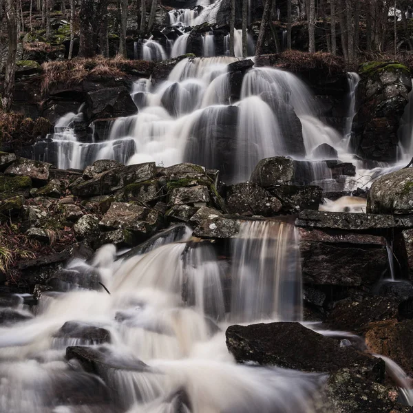 Bella Vista Una Piccola Cascata — Foto Stock