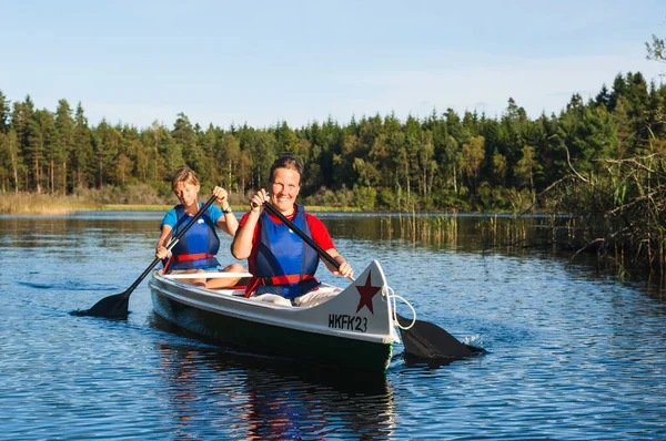 Hinds Sweden September 2005 Two Women Paddling Canoe Sweden — 图库照片