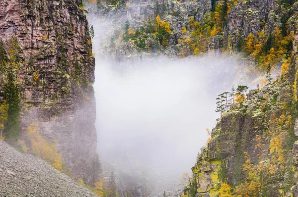 Nebelschlucht Mit Herbstlich Gefärbten Bäumen Der Seite Jutulhugget Norwegen — Stockfoto