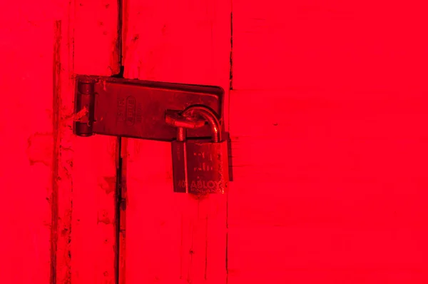 Czerwone Drzwi Kłódką Zbliżenie — Zdjęcie stockowe