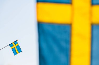 Başka bir bayrağın arkasında İsveç bayrağı