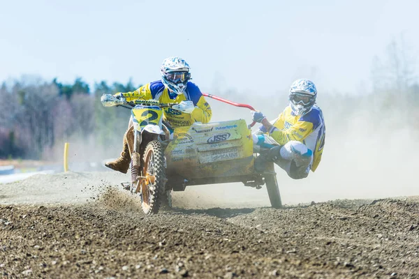 MOLNDAL, SWEDEN - 1 Mayıs 2013: Motokros motosiklet sürücüleri