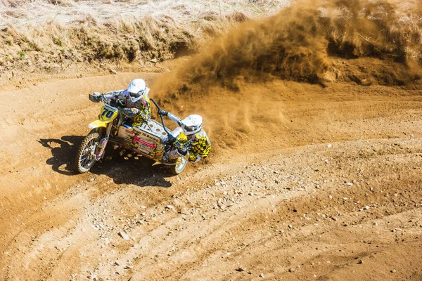 MOLNDAL, SWEDEN - 1 Mayıs 2013: Motokros motosiklet sürücüleri