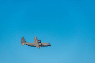 Danimarka Kraliyet Hava Kuvvetleri 'nden bir askeri uçak Grönland' daki Ilulissat 'ın dışında uçuyor. Uçak açık mavi bir gökyüzüne karşı görülür..