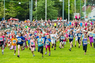 İsveç 'in Göteborg kentindeki Lilla Varvet yarışına birçok çocuk katılır. Yeşil alan, koşan çocuklarla doluyken kalabalık izleyip alkışlıyor..