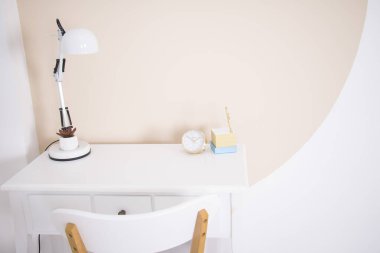 Beyaz arka planda beyaz elektrikli masa lambası 