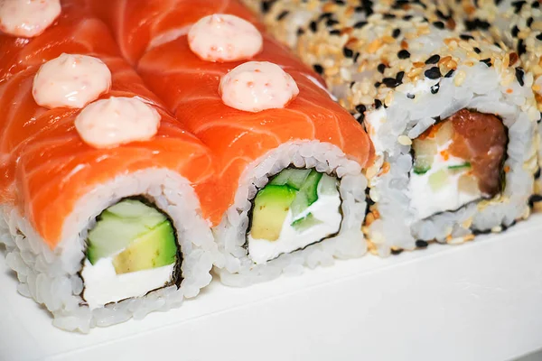 Set Rollos Sushi Con Semillas Salmón Sésamo Sobre Fondo Blanco — Foto de Stock