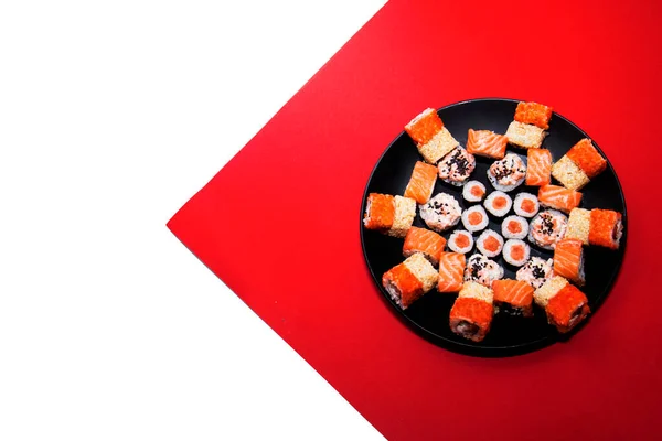 Diferentes Tipos Rollos Sushi Plato Negro Aislado Sobre Fondo Blanco — Foto de Stock
