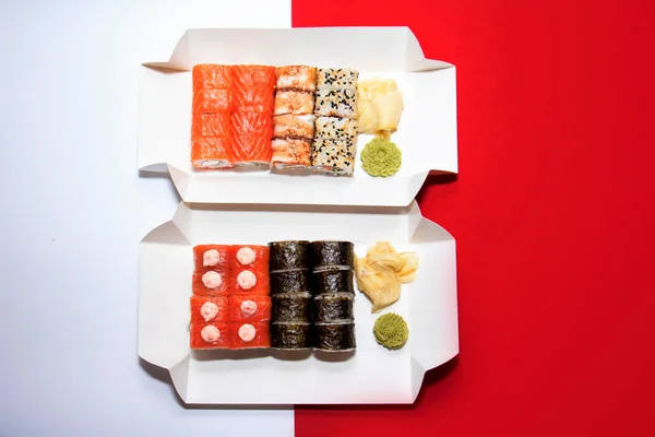 Diferentes Tipos Rollos Sushi Aislados Sobre Fondo Blanco Rojo — Foto de Stock