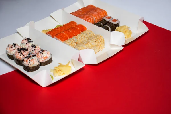 Diferentes Tipos Rollos Sushi Aislados Sobre Fondo Blanco Rojo — Foto de Stock