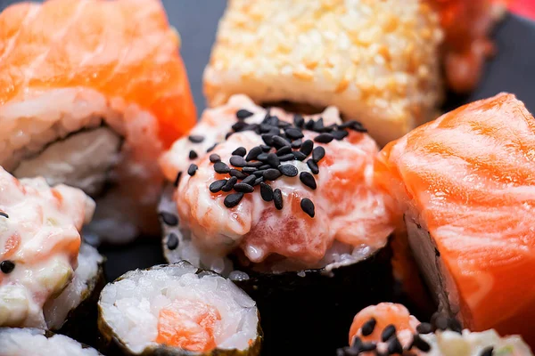 Diferentes Tipos Rollos Sushi Aislados Placa Negra — Foto de Stock