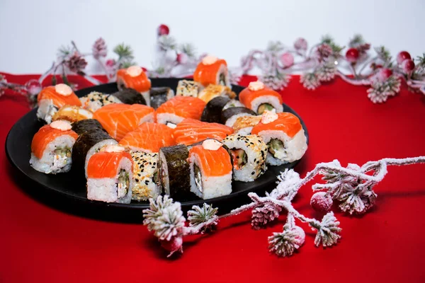 Diferentes Tipos Rollos Sushi Plato Negro Decoración Navidad Aislados Sobre — Foto de Stock
