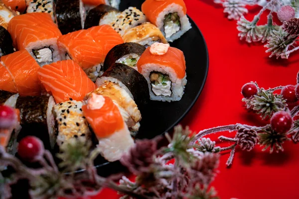 Diferentes Tipos Rollos Sushi Plato Negro Decoración Navidad Aislados Sobre — Foto de Stock