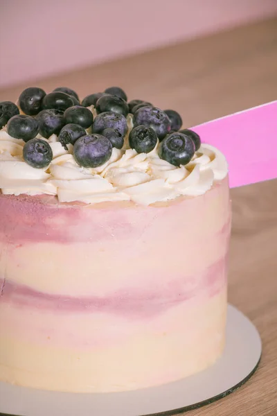 Gesneden Spons Cake Met Bosbessen Een Houten Tafel Met Een — Stockfoto