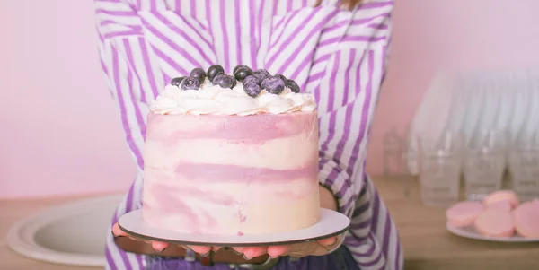 Ragazza Camicia Bianca Viola Con Una Torta Mirtilli — Foto Stock