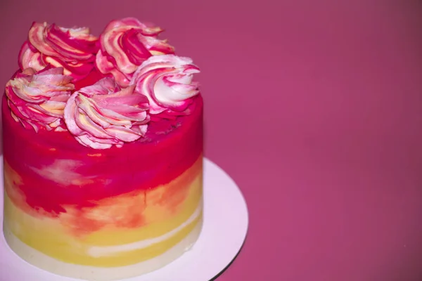 Spons Taart Versierd Met Roze Gele Crème Roze Achtergrond — Stockfoto