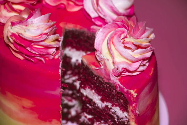 Torta Spagna Affettata Decorata Con Crema Rosa Gialla Sfondo Rosa — Foto Stock
