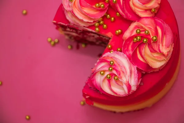 Torta Spagna Affettata Decorata Con Crema Rosa Gialla Sfondo Rosa — Foto Stock