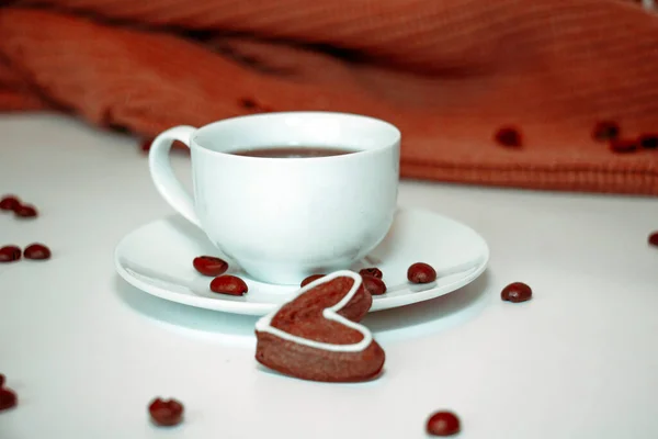 Tasse Mit Kaffee Und Lebkuchen Mit Braunem Schal Auf Weißem — Stockfoto