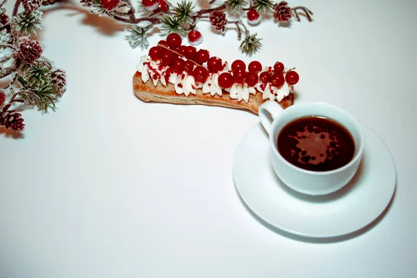 番石榴 红醋栗浆果 圣诞装饰品 白底一杯咖啡 — 图库照片