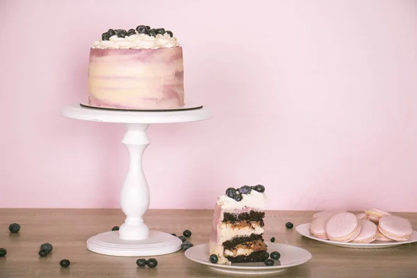 Spons Cake Met Bosbessen Verschillende Desserts Een Houten Tafel — Stockfoto