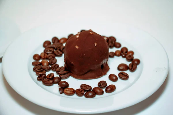 Glazuur Aardappel Taart Koffiebonen Witte Plaat — Stockfoto