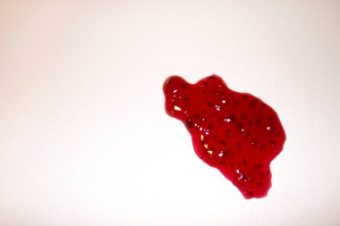 Ahududu reçeli beyaz arkaplanda izole edildi