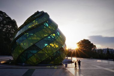 Pazar öğleden sonra, park meydanında.