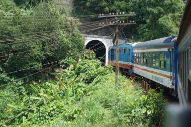 Train from Hue to Da Nang