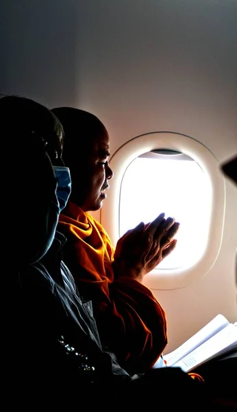 Буддийские Монахи Воспевают Молитвы Время Полета Безопасности — стоковое фото