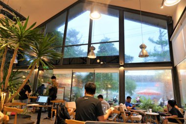 Kahve dükkanında faaliyet