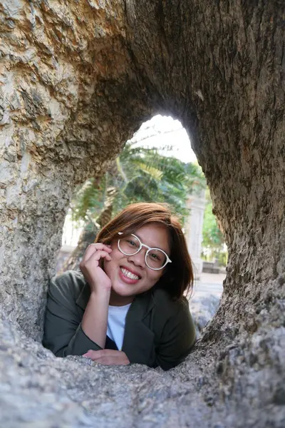 Chica Sonriente Cueva — Foto de Stock