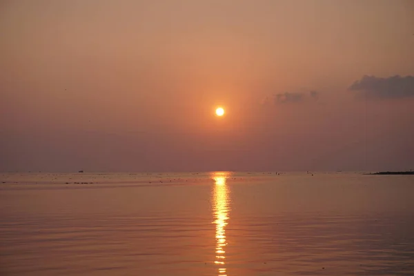 ビーチ沿いの夕日 — ストック写真