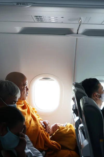 Буддийские Монахи Воспевают Молитвы Удачу Самолете — стоковое фото