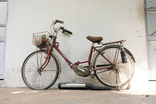 Old Bike Waiting Owner — Fotografia de Stock