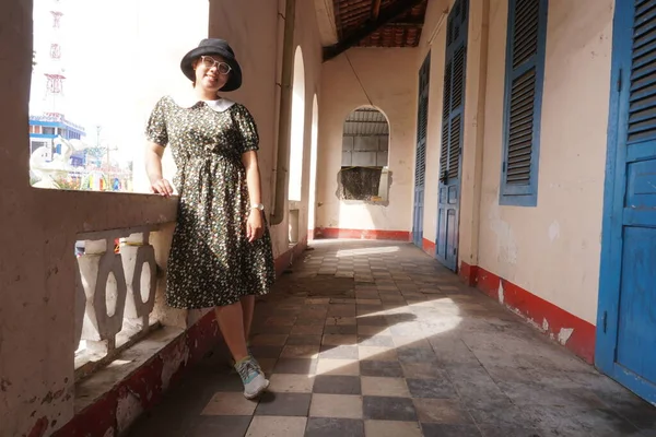 Girl Ancient House — Stock Photo, Image