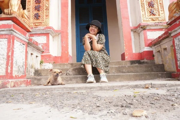 Girl Ancient House — Stock Photo, Image