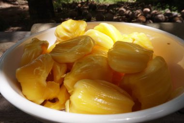 Olgun ve güzel kokulu sarı kaya meyvesi mevsimi