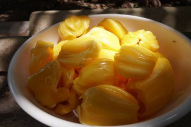 Olgun ve güzel kokulu sarı kaya meyvesi mevsimi