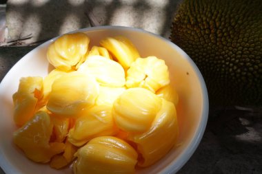 Olgun ve güzel kokulu sarı kaya meyvesi mevsimi