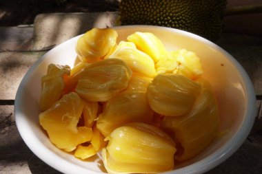 Olgun ve güzel kokulu sarı kaya meyvesi mevsimi