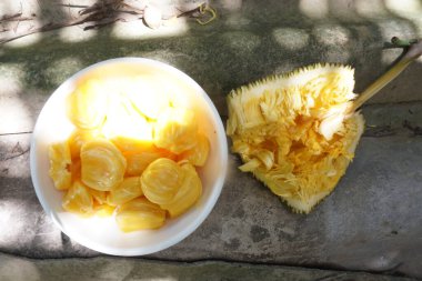 Olgun ve güzel kokulu sarı kaya meyvesi mevsimi