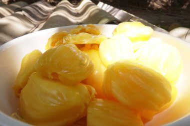 Olgun ve güzel kokulu sarı kaya meyvesi mevsimi