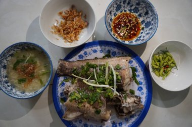 Yılan başlı balık lapası, tatlı ve ekşi malzemelerle dolu.