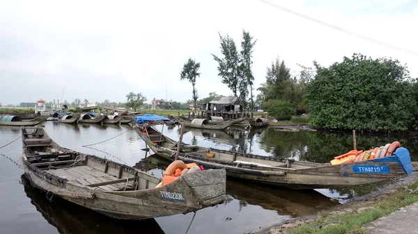 Bateaux Pêche Amarrés Bord Rivière — Photo