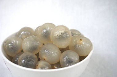 Dimocarpus longan, yaygın olarak Longan olarak bilinen, yenilebilir meyve üreten tropikal bir ağaç türüdür. Pembe böğürtlen familyası Sapindaceae 'nin en tanınmış tropikal üyelerinden biridir.