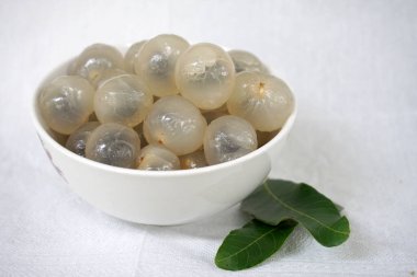 Dimocarpus longan, yaygın olarak Longan olarak bilinen, yenilebilir meyve üreten tropikal bir ağaç türüdür. Pembe böğürtlen familyası Sapindaceae 'nin en tanınmış tropikal üyelerinden biridir.